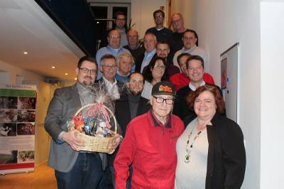 Der neue Vorstand mit unserem Jubilar, Herr Fischer. Vielen Dank f�r 60 Jahre Treue!