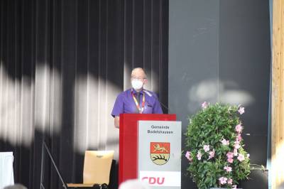 Dr. med. Andreas Gammel aus Msingen erklrt das Hygienekonzept des Abends. 