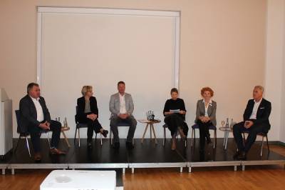 Das Podium von links nach rechts:
J�rgen Gress, Gesch�ftsf�hrer der Kreishandwerkerschaft Zollern-Alb; 
Dr. Nicole Hoffmeister-Kraut MdL, Ministerin f�r Wirtschaft, Arbeit und Tourismus; B�rgermeister Philipp Hahn;
Moderatorin Denise Maurer; Anke Traber, Vorsitzende der Gesch�ftsf�hrung der Agentur f�r Arbeit sowie Thomas Bogensch�tz, 1. Vorsitzender des Medical Valley e.V.