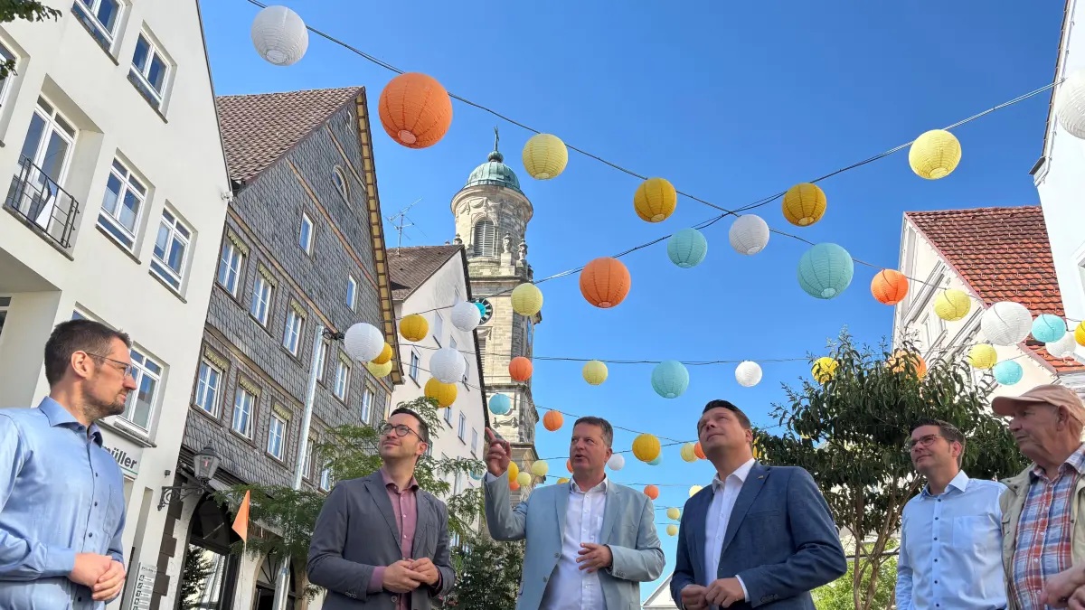 Der S�den l�sst gr��en auf dem neu m�blierten Hechinger Marktplatz. Auf Einladung des CDU-Stadtverbands haben sich Kommunal-, Landes und Bundespolitiker ein Bild gemacht.