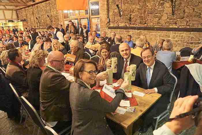 Prost auf den Wahlkampf-Endspurt. Armin Laschet (rechts) sprach beim CDU-Starkbierfest in der Domne Foto: Stopper (Foto: Schwarzwlder-Bote)